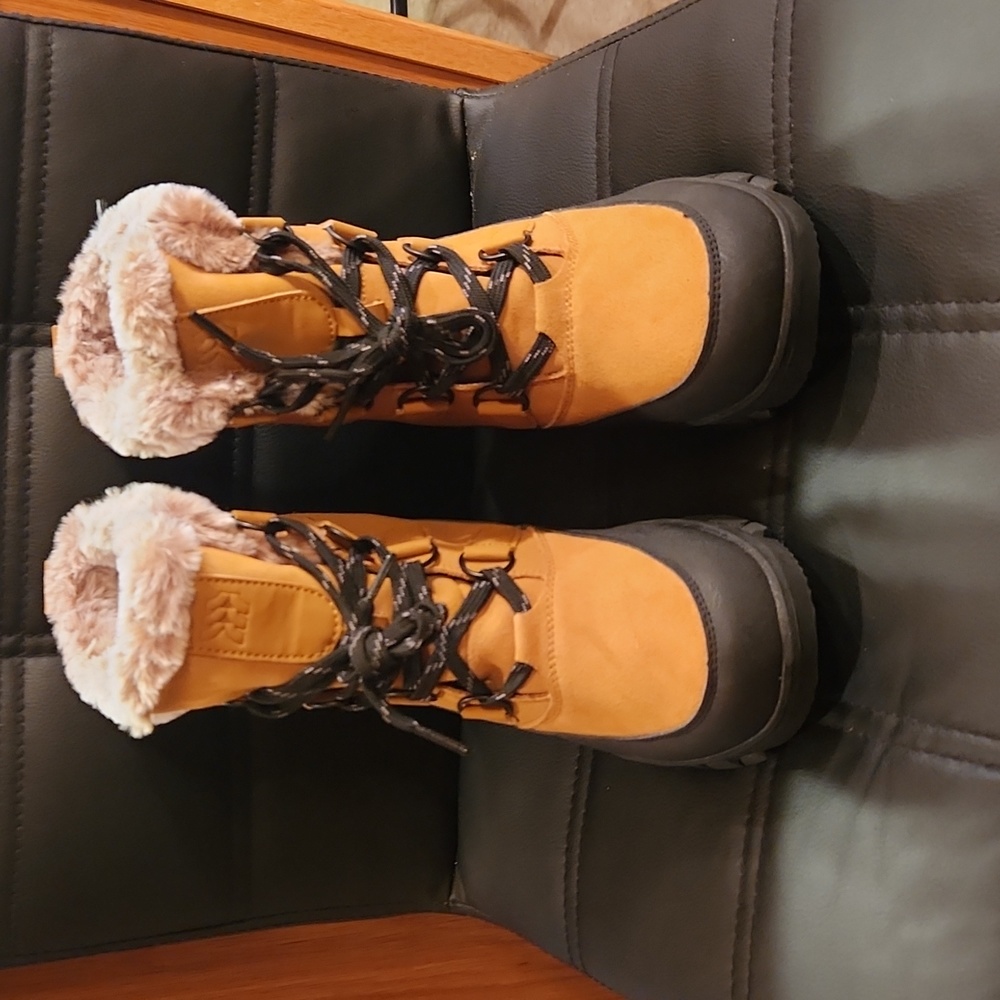 (NWOT) Women All IN MOTION Winter boots - Picture 7 of 9